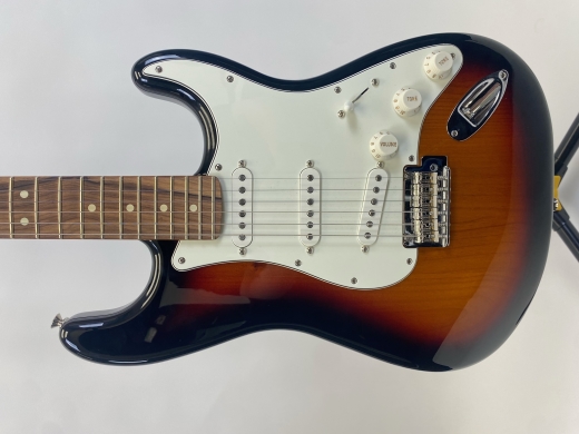 Fender - Player Stratocaster Pau Ferro - 3 Tone Sunburst 2